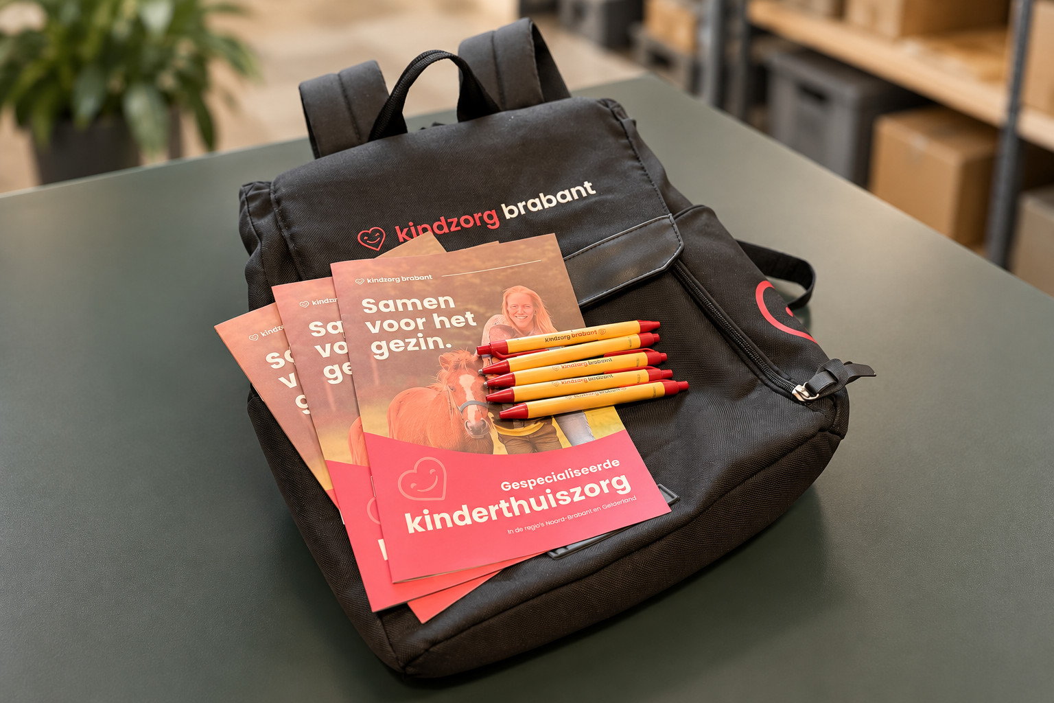 Gesloten Kindzorg Brabant-rugzak met brochures en pennen